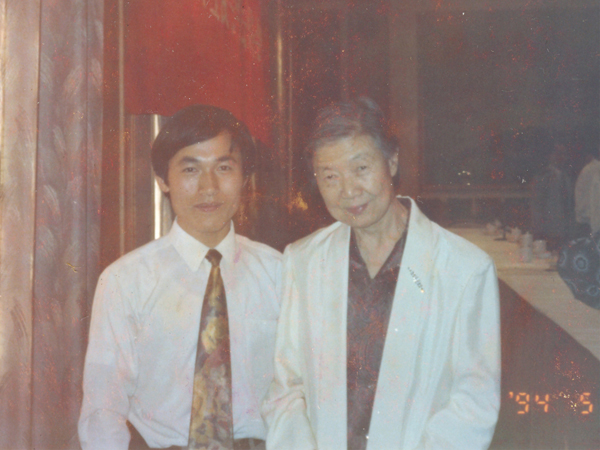 湯傳忠與于若木女士（陳云同志夫人，著名營養(yǎng)專家）合影