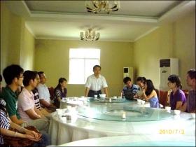 團(tuán)結(jié)一致，奮力拼搏