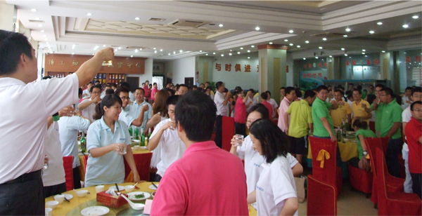 匯聚一堂，共同舉杯