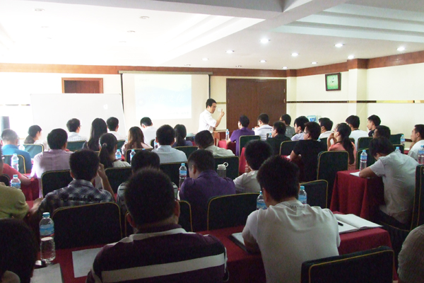 新稀寶董事長湯傳忠先生對新員工進行企業(yè)文化培訓(xùn)