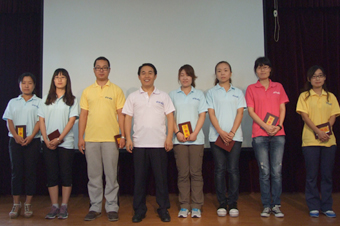 董事長(cháng)湯傳忠先生為新任命管理人員頒發(fā)任命書(shū)